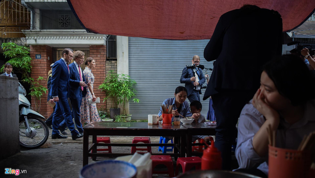 Quán bún bò Nam Bộ được công chúa lựa chọn nằm sâu trong khu tập thể Bộ Tư Pháp (phố Kim Mã Thượng, phường Cống Vị, Ba Đình, Hà Nội). Con ngõ dài khoảng 100m và có 2 quán phục vụ đồ ăn trưa gồm nhiều món như phở gà, bún thang, bún bò Nam Bộ.