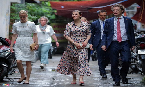  Công chúa Thuỵ Điển đã chọn một quán ăn vỉa hè nằm trong ngõ 35, phố Kim Mã Thượng để thưởng thức ẩm thực đường phố Hà Nội.