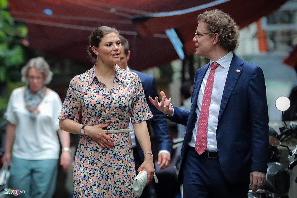 Công chúa và Đại sứ Thuỵ Điển tại Việt Nam Pereic Högberg trò chuyện sau khi dùng bữa trưa.