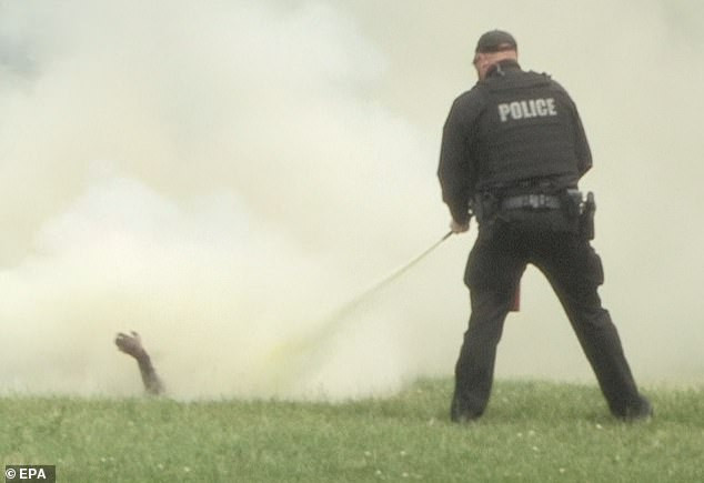 Ngay lập tức, nhân viên Mật vụ Mỹ đã tiếp cận người đàn ông này để dập lửa và sơ cứu cho anh ta.