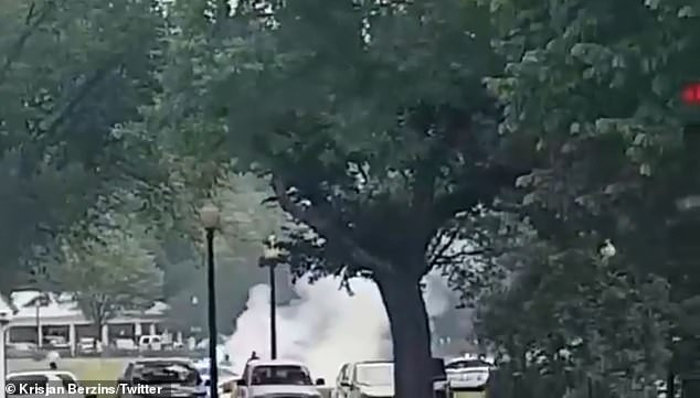 Được biết, Tổng thống Mỹ Donald Trump đang ở trong phòng Bầu Dục của Nhà Trắng khi vụ tự thiêu xảy ra.