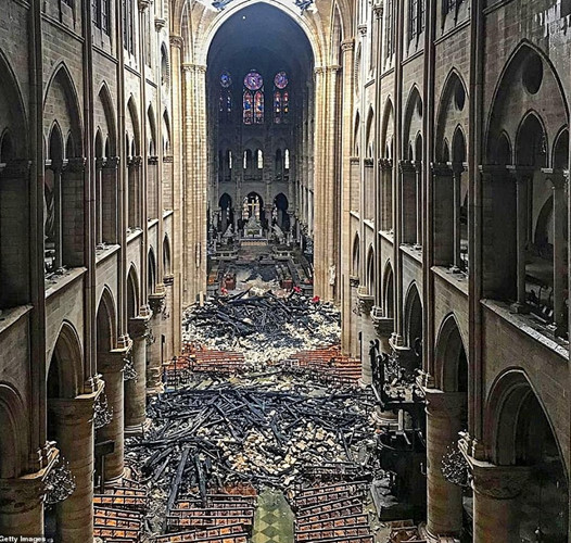 Cảnh tượng bên trong nhà thờ phần nào cho thấy sức tàn phá kinh hoàng của vụ cháy hôm 15/4. Ảnh: Getty.