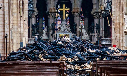 Vụ hỏa hoạn tại Nhà thờ Đức Bà Paris đã khiến phần mái và đỉnh tháp nhọn của công trình này bị phá hủy. Ảnh: AP.