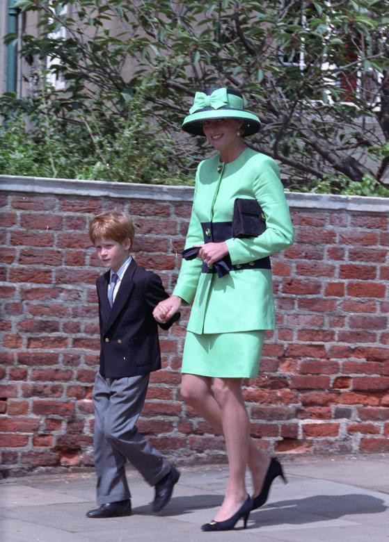 Công nương Diana dắt con trai, Hoàng tử Harry, đi dự đám cưới hồi tháng 7/1992.
