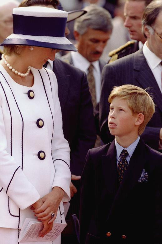 Hoàng tử Harry đứng cạnh mẹ khi tham dự một sự kiện ngày 19/8/1995.