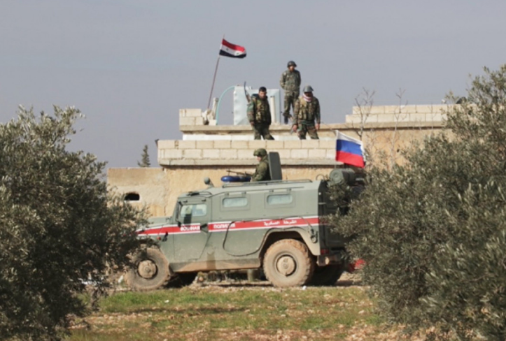 Trong diễn biến khác trên chiến trường Syria, tại Aleppo, Quân đội Nga và Syria đã triển khai số lượng lớn binh sĩ tới Bắc Hama và xây dựng các căn cứ quân sự mới ở đó để đối phó với một cuộc tấn công "tiềm năng" của Quân đội Thổ Nhĩ Kỳ. "Các binh sĩ Nga đã xây dựng 4 căn cứ quân sự tại thành phố Ral Rafat để hỗ trợ Quân chính phủ Syria trong cuộc chiến chống khủng bố", trang tin tức Xber24 đưa tin. Ảnh: syria.mil.ru.