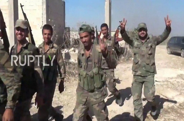 "Đoàn quân tiếp viện gồm hàng chục xe quân sự và hàng trăm binh sĩ Syria", nguồn tin cho hay. Ảnh: RT.