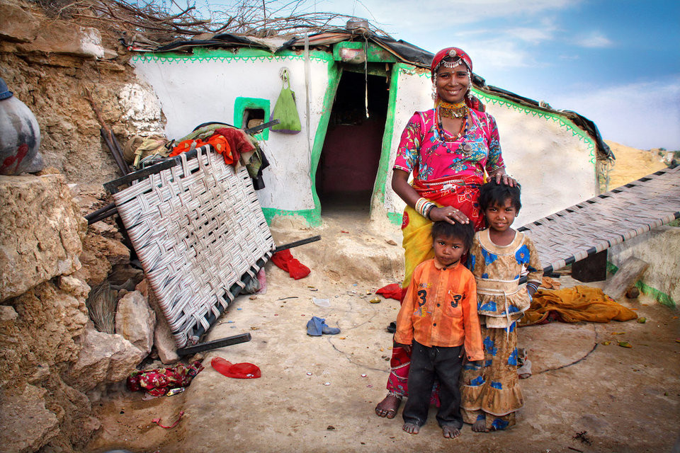 Bà mẹ Puja và hai người con trai của cô cười tươi trước ống kính của Pascal tại Jaisalmer, Ấn Độ.