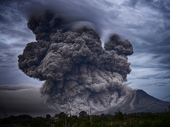Một trong những khoảnh khắc đời thực không khác gì trong phim ảnh được ghi lại là cảnh núi lửa Sinabung ở Indonesia phun trào khói bụi. (Nguồn ảnh: Brightside)