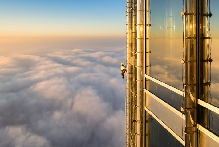 Bức ảnh này ghi lại khoảnh khắc một công nhân lau cửa kính ở tòa nhà chọc trời Burj Khalifa, Dubai, Các Tiểu vương quốc Ả-rập Thống nhất (UAE).