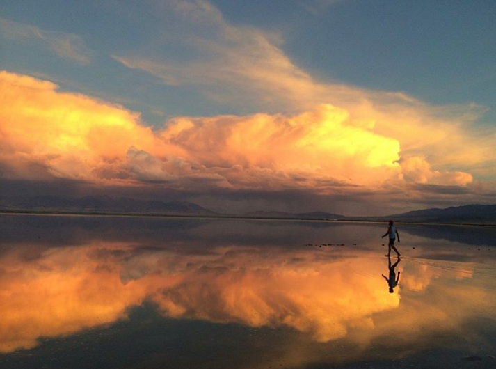 Bức ảnh này chắc hẳn sẽ khiến nhiều người muốn thử cảm giác đi bộ trên "sa mạc muối" ở bang Utah, Mỹ, sau một trận mưa bão.