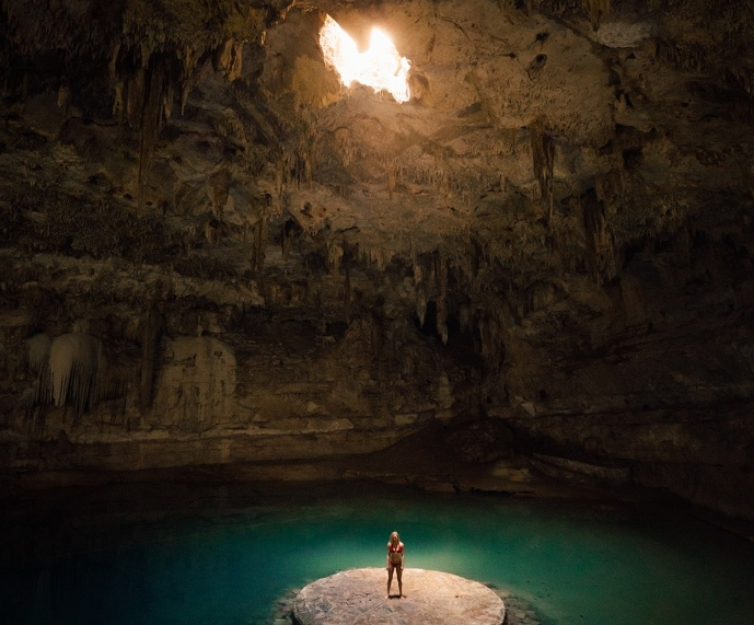 Khung cảnh tuyệt đẹp bên trong hố tự nhiên có tên Cenote Suyton ở Mexico.