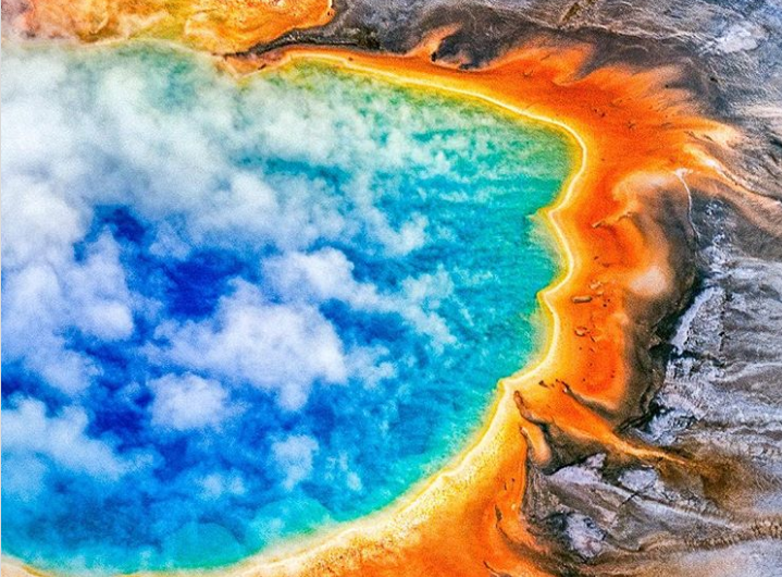 Suối nước nóng ở Công viên quốc gia Yellowstone (Mỹ) trong bức ảnh chụp từ trên cao.