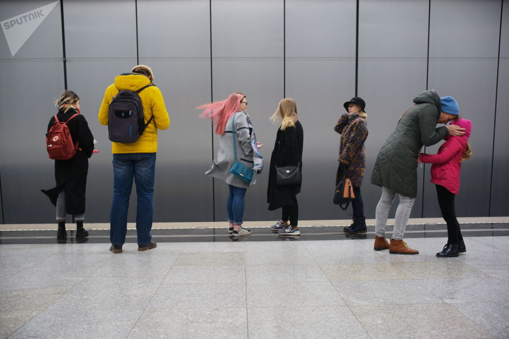 Nhiều hành khách đứng chờ tại nhà ga điện ngầm Ramenki năm 2019.