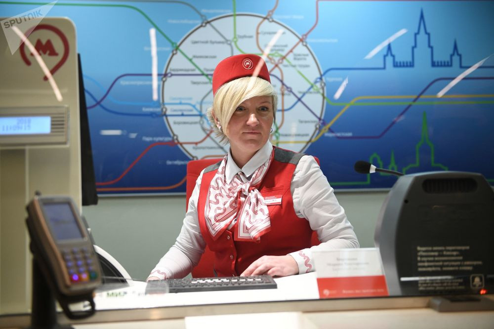 Moscow Metro có tổng chiều dài đường ray là 333,4 km, bao gồm 12 tuyến và 206 nhà ga. Ảnh: Một nữ nhân viên làm việc tại nhà ga Okruzhnaya năm 2018.