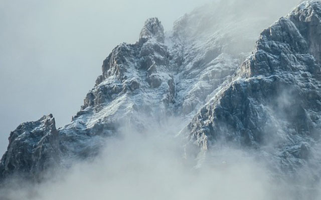 Thị trấn La Rinconada ở Peru là một trong những khu vực có người dân sinh sống hẻo lánh nhất thế giới, nằm ở độ cao gần 5.000 mét so với mực nước biển. Cách duy nhất để tới thị trấn này là đi bộ, mất khoảng 6 giờ từ thành phố gần nhất. Phần lớn cư dân ở đây sống dưới mức nghèo khổ, họ sống chủ yếu dựa vào nguồn thu từ những mỏ khai thác vàng trái phép nằm sâu trong núi.