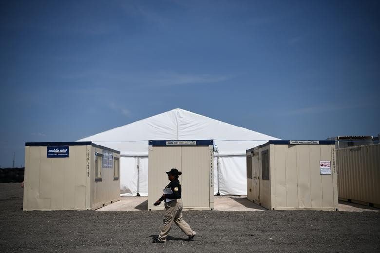 Một nhân viên an ninh tuần tra trong trung tâm.