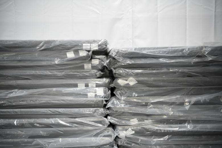 Những tấm đệm được chuẩn bị trước cho các di dân đến ở.