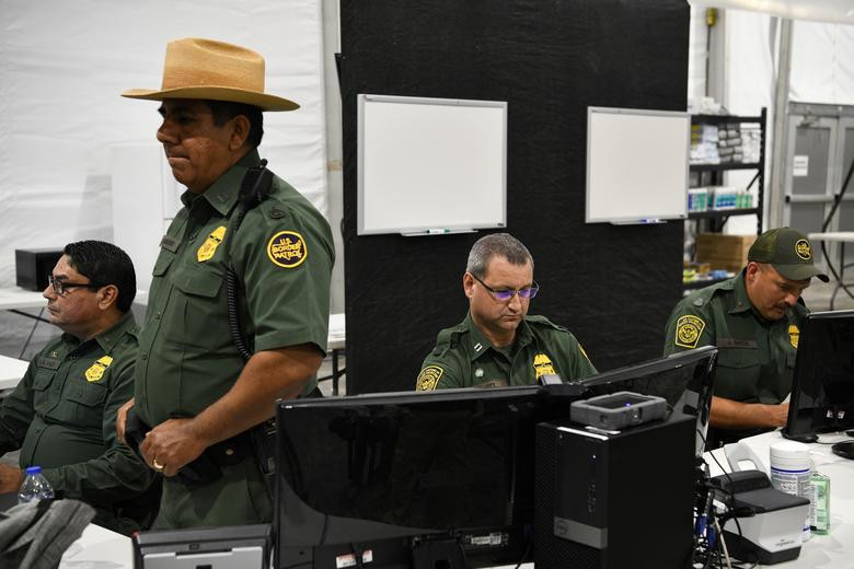 Các nhân viên tuần tra biên giới Mỹ làm việc trong cơ sở này để chuẩn bị "đón" người nhập cư.