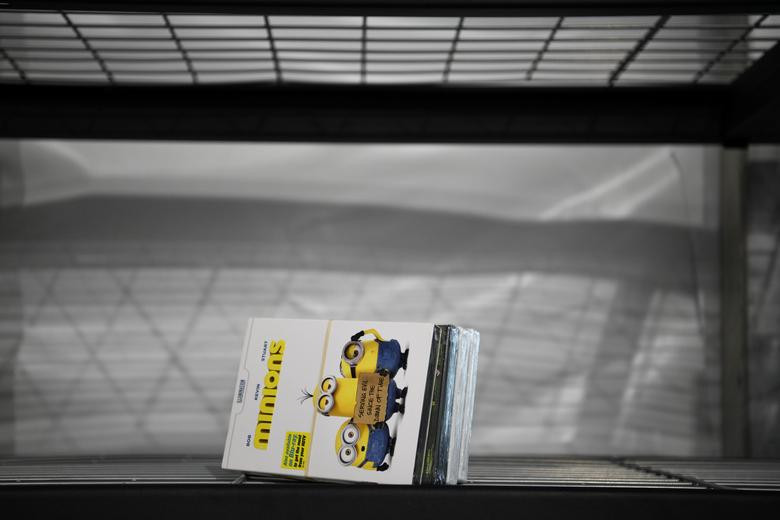 Một số đĩa DVD bên trong nơi ở tạm thời của những người nhập cư ở Mỹ.