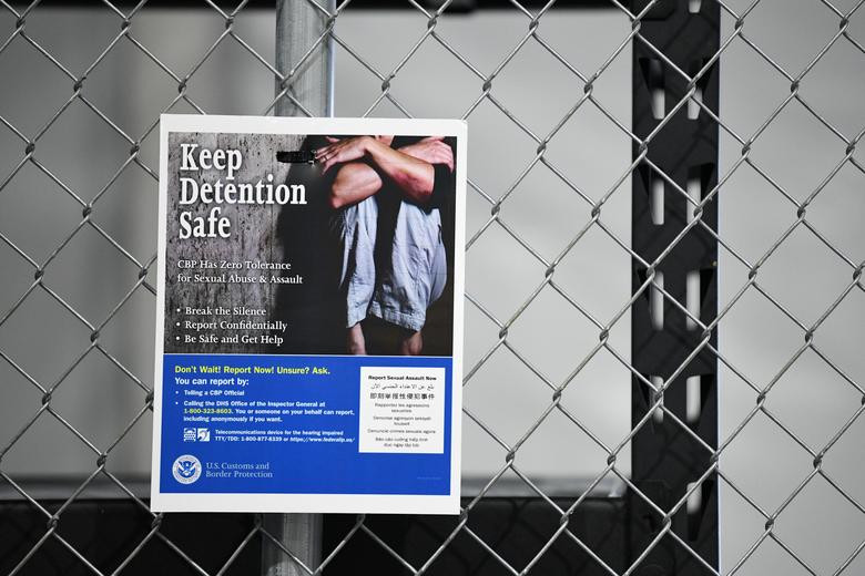 Một tấm biển treo bên ngoài cơ sở dành cho người nhập cư ở Donna, bang Texas. Trung tâm này đủ chỗ cho 500 người, có khu vực ăn uống, ngủ nghỉ, vệ sinh riêng.