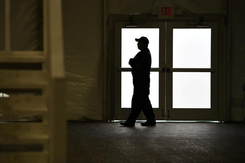 Một nhân viên an ninh đứng gác ở cửa vào. Mời độc giả xem thêm video: Người nhập cư ở Mỹ thấp thỏm khi ông Donald Trump đắc cử (Nguồn: VTC14)