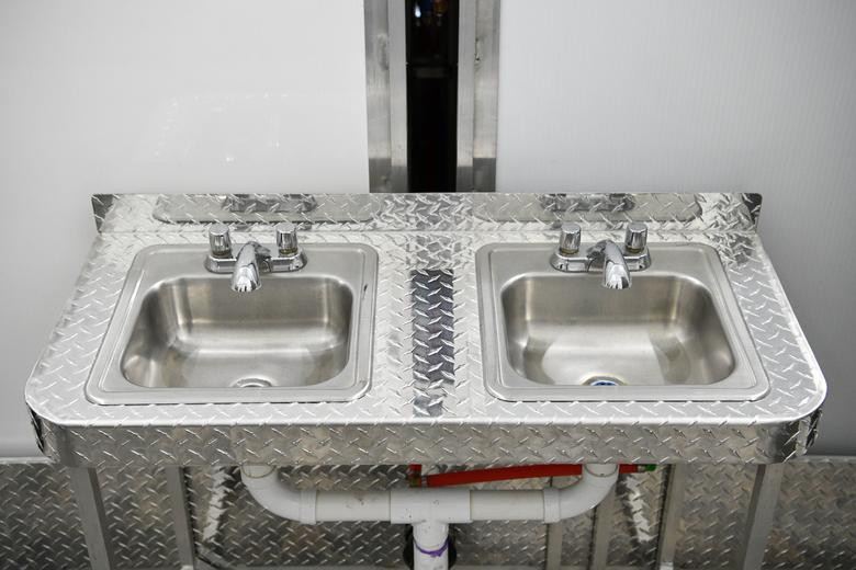 Chậu rửa ở khu vực nhà tắm trong một trung tâm giữ người nhập cư của CBP.