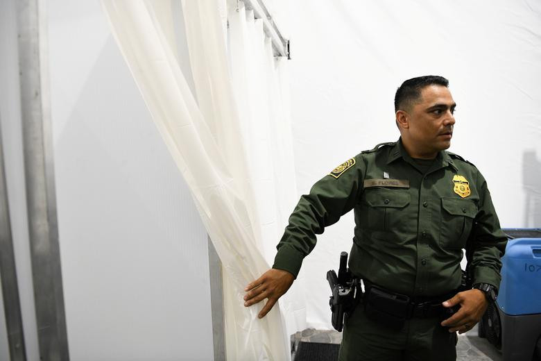 Nhân viên tuần tra biên giới Mỹ "giới thiệu" khu vực nhà tắm.