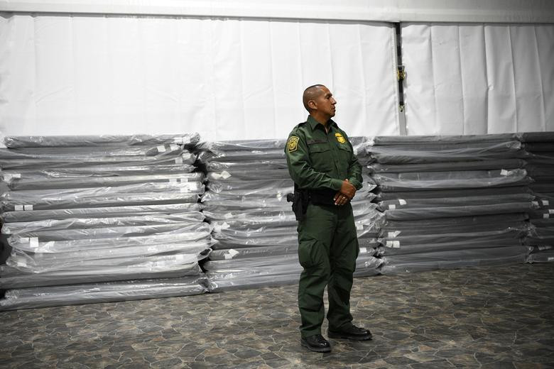 Một nhân viên tuần tra biên giới Mỹ đứng gác trong cơ sở của CBP.