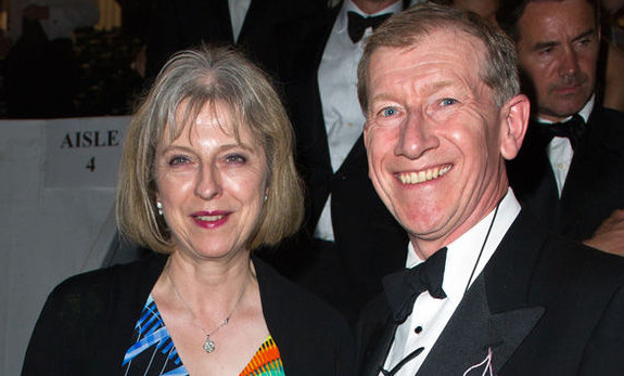 "Theresa là 'một cô gái đáng yêu' và tôi đã yêu bà ấy 'từ cái nhìn đầu tiên”, ông Philip từng chia sẻ với BBC One Show. Ảnh: DE.