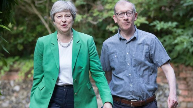 Bà Theresa May và chồng đều thích đi bộ dã ngoại và họ thường đi du lịch với nhau mỗi khi có thời gian rảnh. Ảnh: The Times.