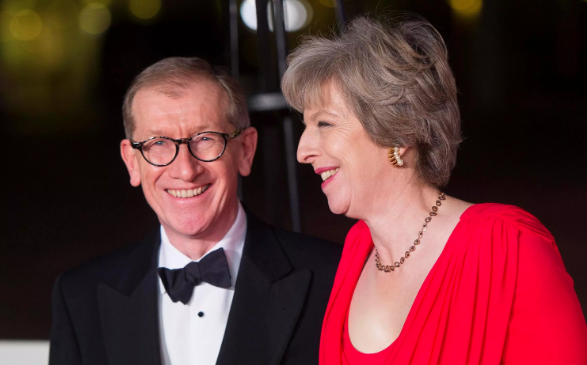 Một đồng nghiệp của ông Philip từng nói với Telegraph rằng ông Philip luôn hết mình vì vợ và có một chút "kính sợ" bà. Ảnh: The Sun.