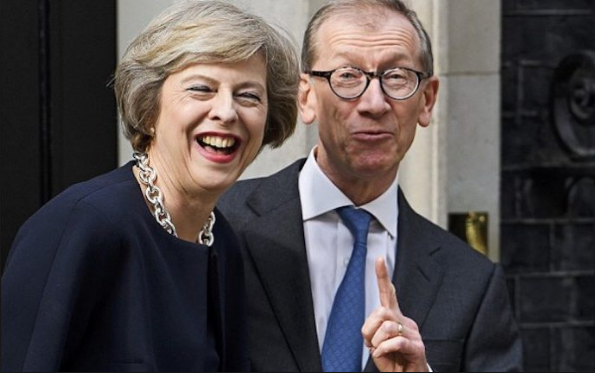 Trong một dịp khác, bà May "tự hào" nói rằng ông Philip giỏi chọn phụ kiện và còn khoe chiếc vòng tay được chồng tặng. Ảnh: NP.