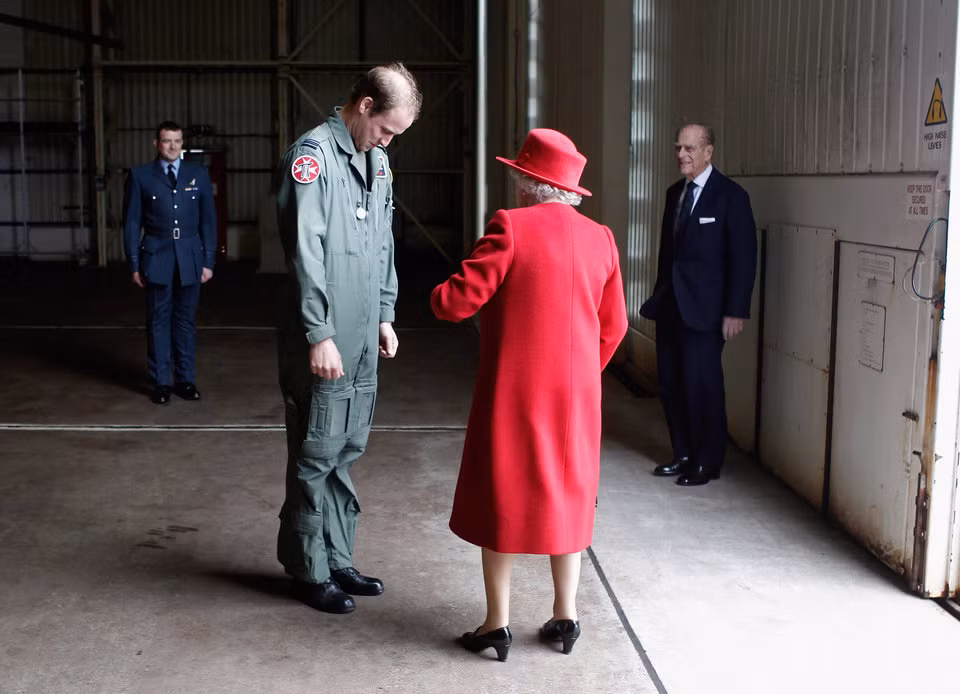 Nữ hoàng Elizabeth II trò chuyện với cháu trai, Hoàng tử William.