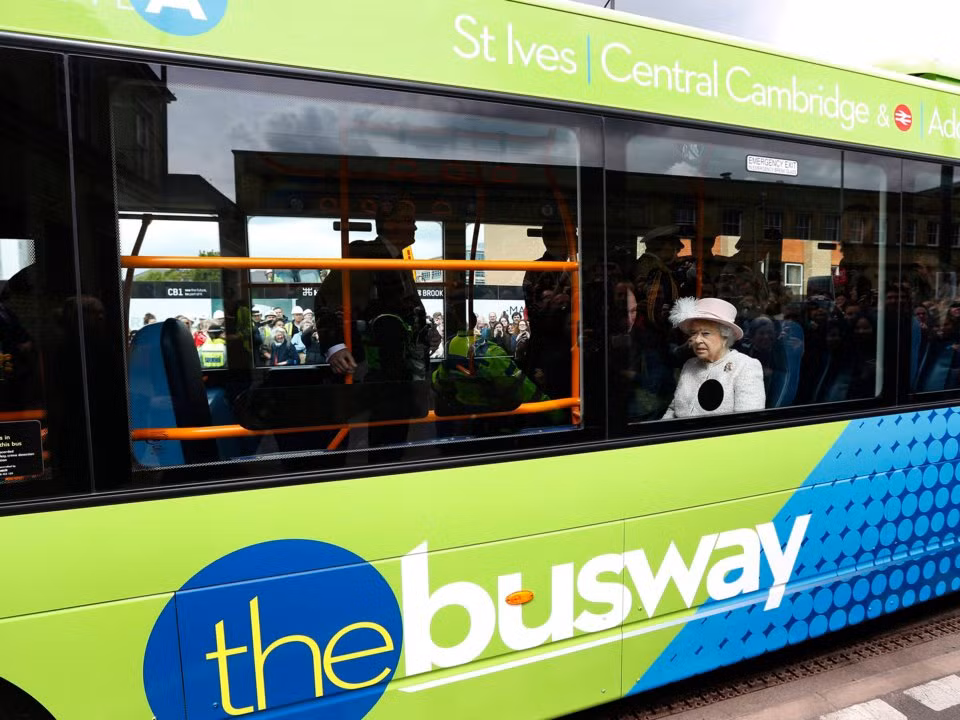 Dù mang thân phận hoàng gia cao quý, nhưng Nữ hoàng Elizabeth không "ngại" đi phương tiện công cộng. Ảnh: Nữ hoàng ngồi trên xe buýt ở Cambridge, Anh, ngày 23/5/2013.