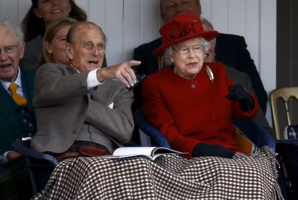 Nữ hoàng Elizabeth II ngồi trò chuyện với chồng bà, Hoàng thân Philip, ở Braemar, Scotland, ngày 5/9/2015.