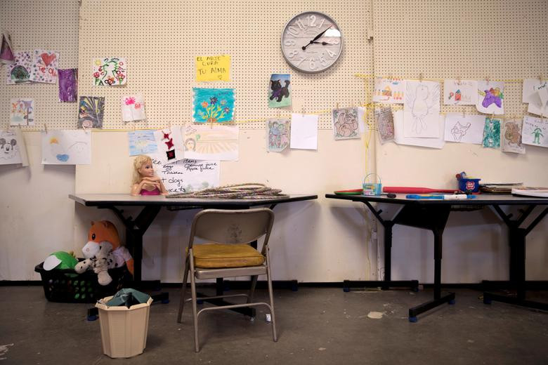 Những bức vẽ của các em nhỏ nhập cư được treo đầy trên tường trong khu trại.