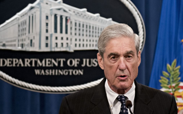 Năm 1968, ông Mueller gia nhập lực lượng Thuỷ quân Lục chiến Mỹ. Sau khi rời khỏi quân đội, ông đăng ký vào trường Luật thuộc Đại học Virginia và tốt nghiệp học vị Tiến sĩ vào năm 1973. Ảnh: HC.