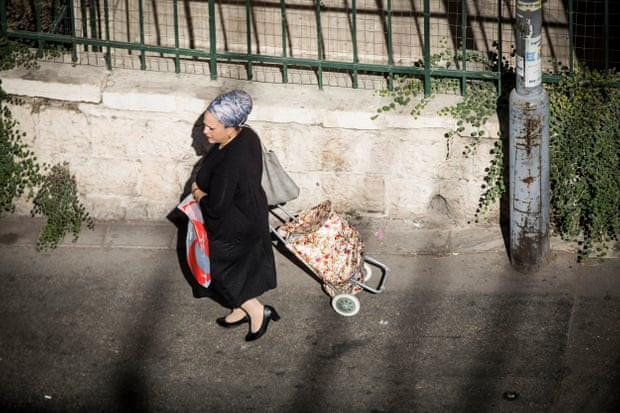 Một người phụ nữ Haredi đi bộ trên đường phố ở Tây Jerusalem. Ảnh: The Guardian.