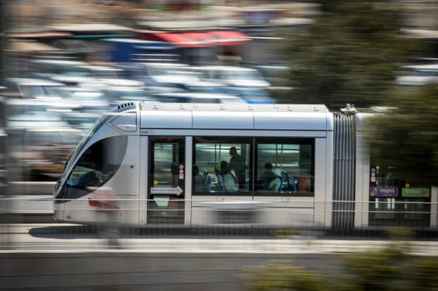 Một bức ảnh được chụp từ sân thượng nhà ông Deri. Ảnh: The Guardian.