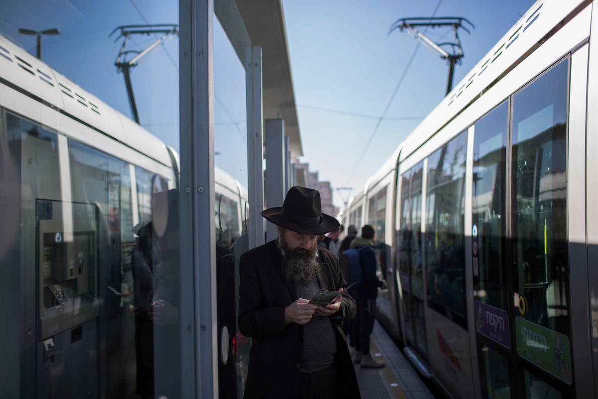 Người đàn ông đứng chờ tàu tại nhà ga Mount Herzl. Ảnh: NYT.