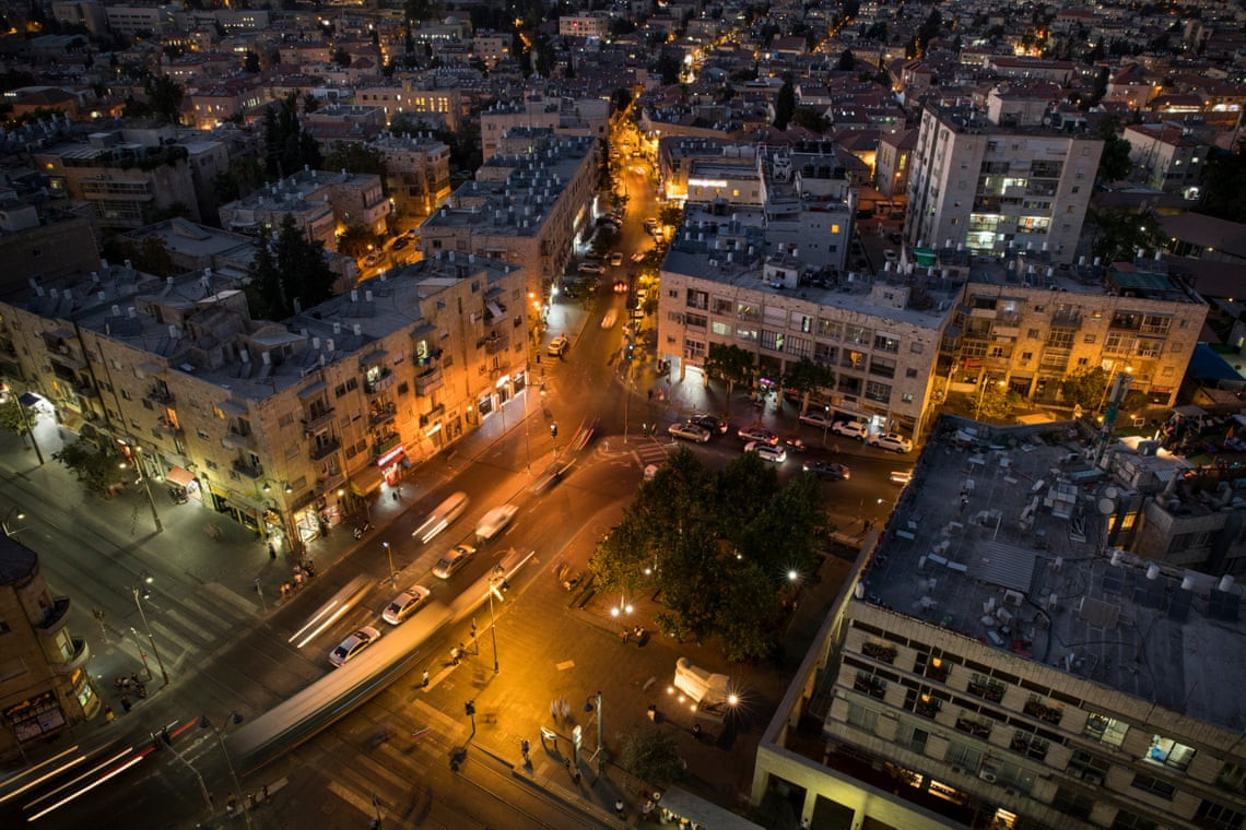 Trung tâm Clal trên đường Jaffa ở Jerusalem nhìn từ trên cao. Ảnh: The Guardian.