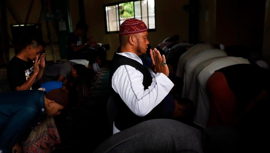 Gia đình Acampong cầu nguyện trong một nhà thờ.