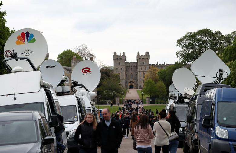 Nhiều người tập trung bên ngoài Lâu đài Windsor.