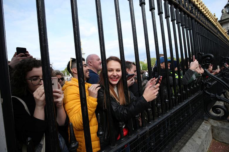 Mọi người tập trung bên ngoài cổng Cung điện Buckingham ở thủ đô London ngày 6/5.
