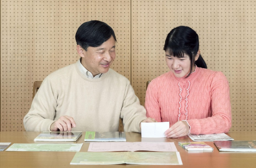 Cô từng tiết lộ sở thích của mình như viết thư pháp, chơi đàn piano, violin và làm thơ. Ảnh: Kyodo.