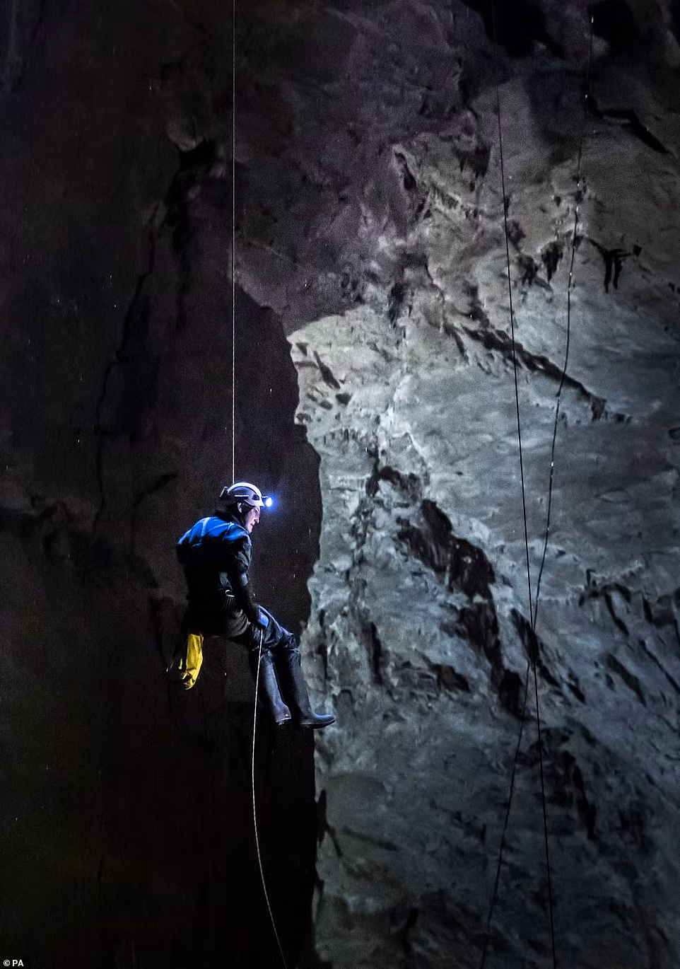 Để khám phá trong hang Gaping Gill, các nhà thám hiểm và du khách sẽ phải đu sợi dây dài xuống khoảng 110 mét.