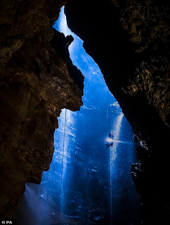 Hang động Gaping Gill dài khoảng 128 m, rộng 25 m và sâu 30 m.