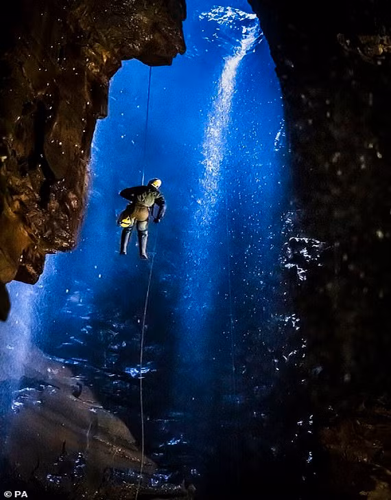 Hang Gaping Gill có thác nước cao nhất nước Anh, với chiều cao gấp đôi thác Niagara ở Bắc Mỹ.