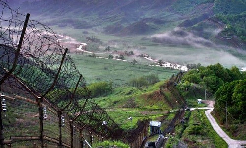 DMZ liên Triều dài 24 km, rộng 4 km, nằm giữa Triều Tiên và Hàn Quốc, là khu vực nhạy cảm kể từ khi được thành lập vào năm 1953.